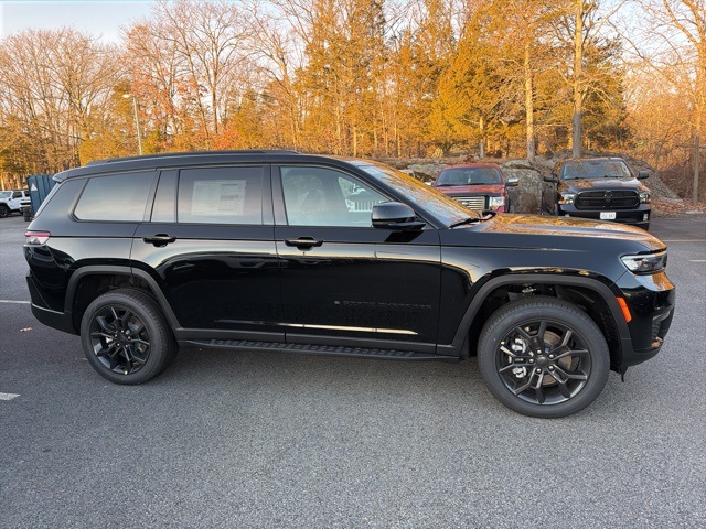 2025 Jeep Grand Cherokee Limited photo 2