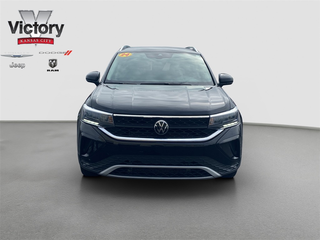 2024 Volkswagen Taos SE photo 2