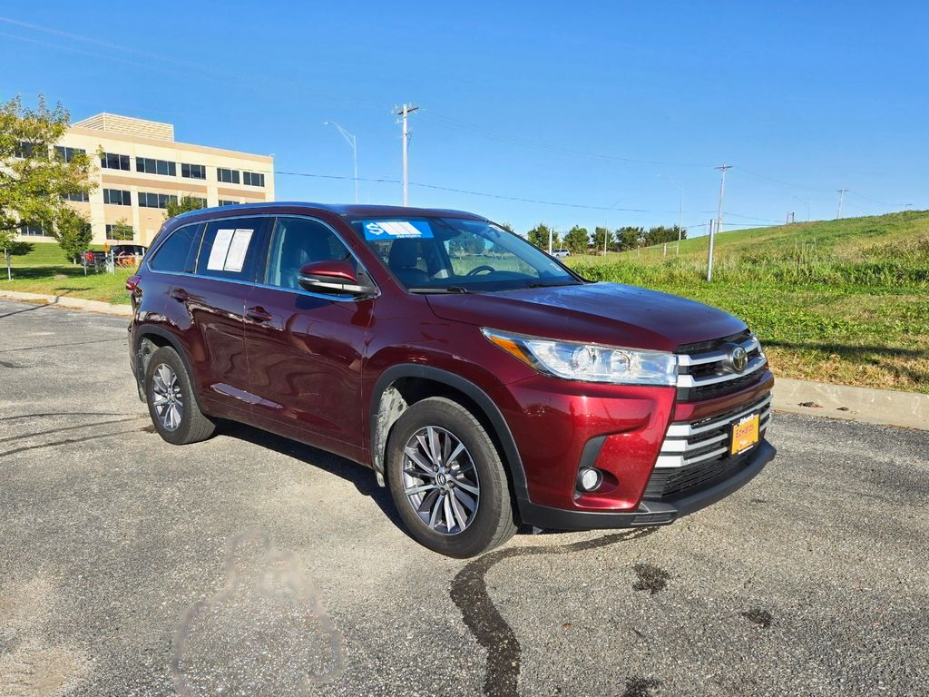 2017 Toyota Highlander XLE's photo