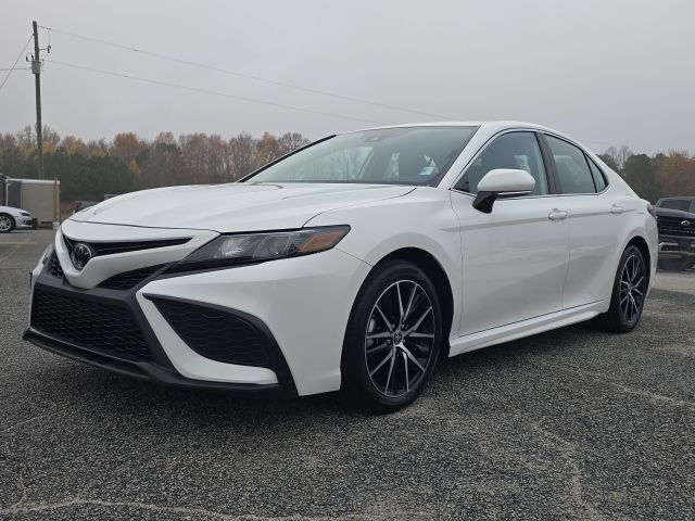 2024 Toyota Camry SE's photo