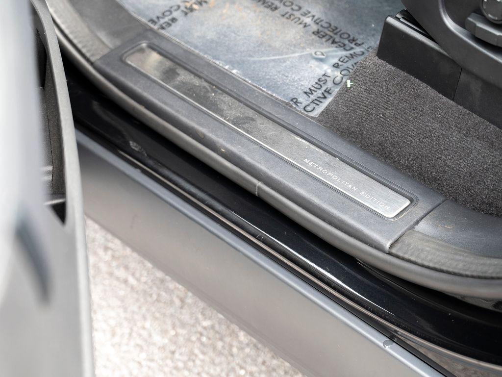 2024 Land Rover Discovery Metropolitan Edition photo 14