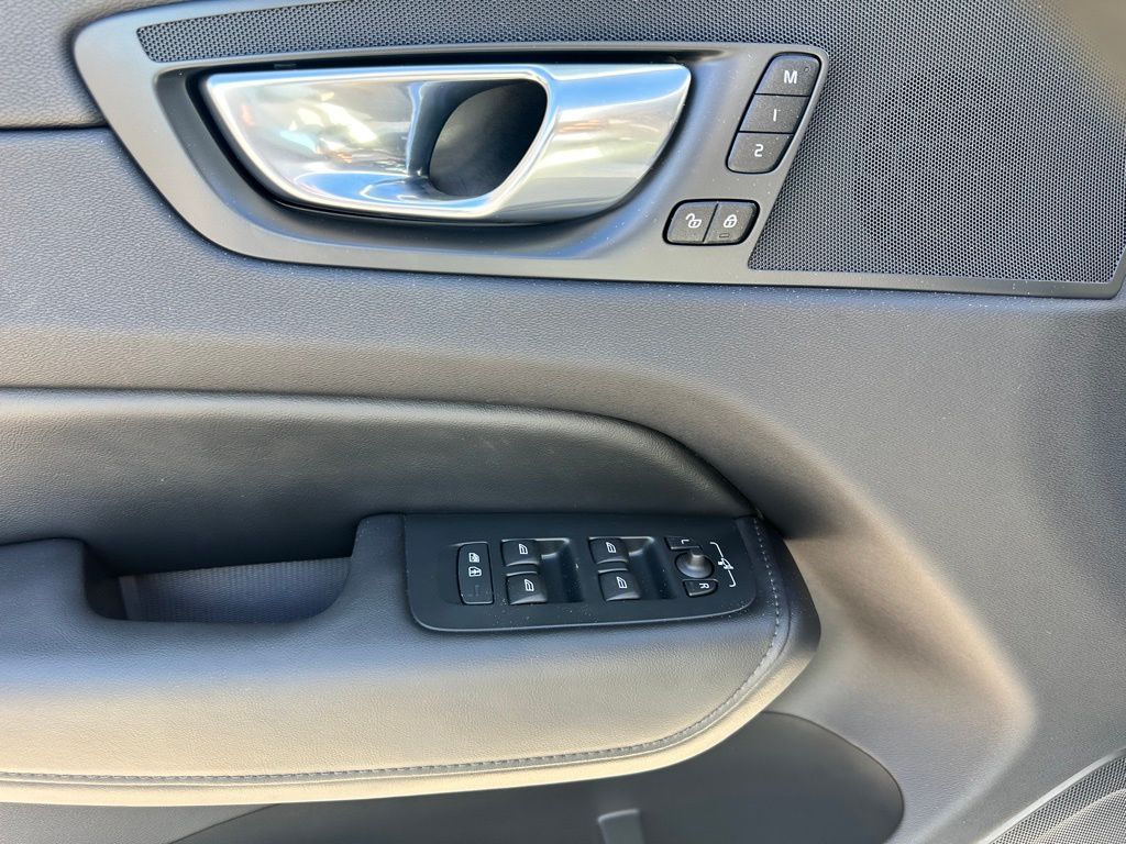2025 Volvo XC60 B5 Plus photo 12