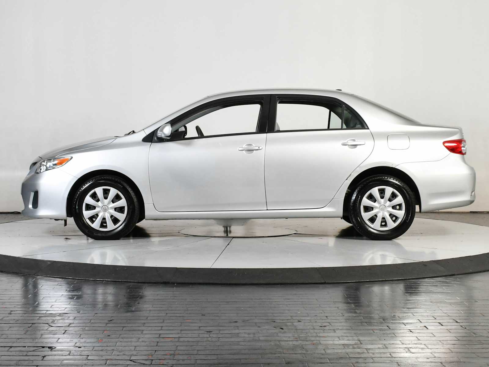2011 Toyota Corolla LE photo 2