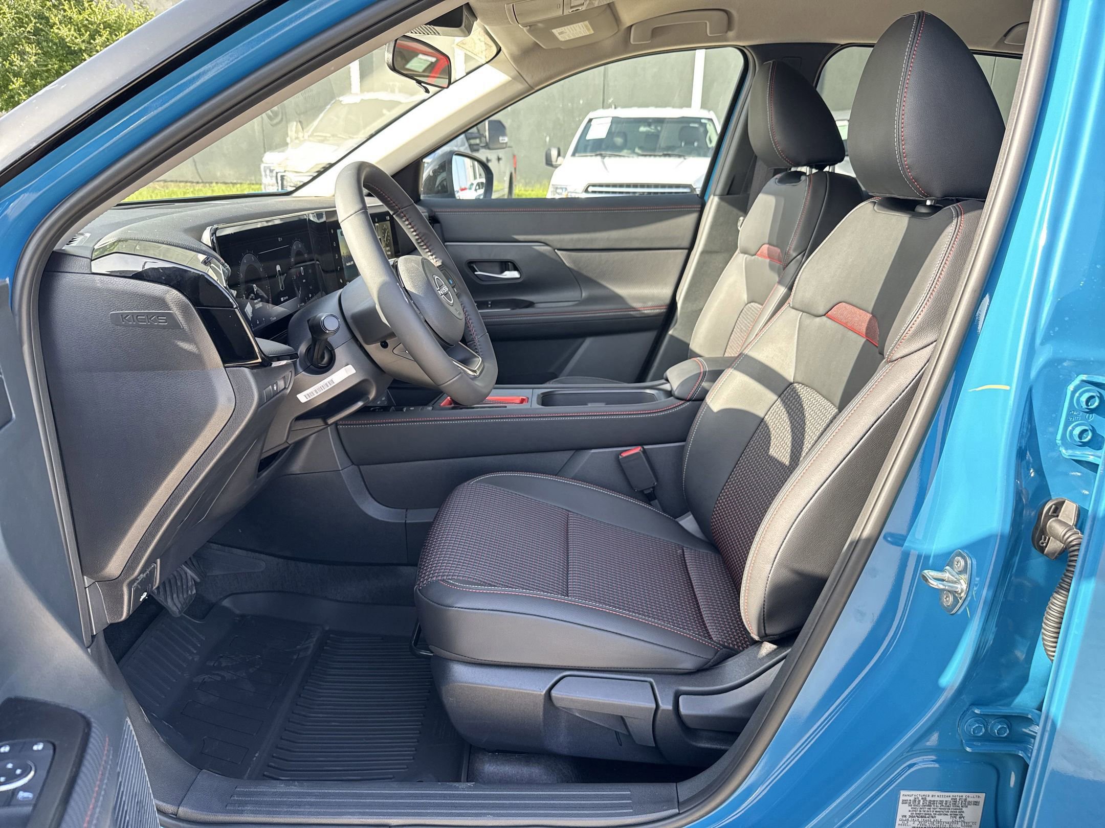 2025 Nissan Kicks SR photo 4