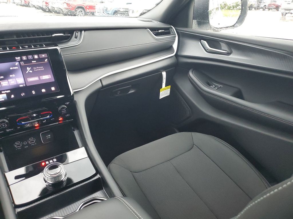 2025 Jeep Grand Cherokee Laredo Altitude photo 10
