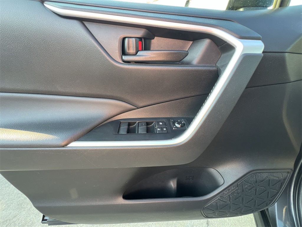 2022 Toyota RAV4 Hybrid LE photo 25