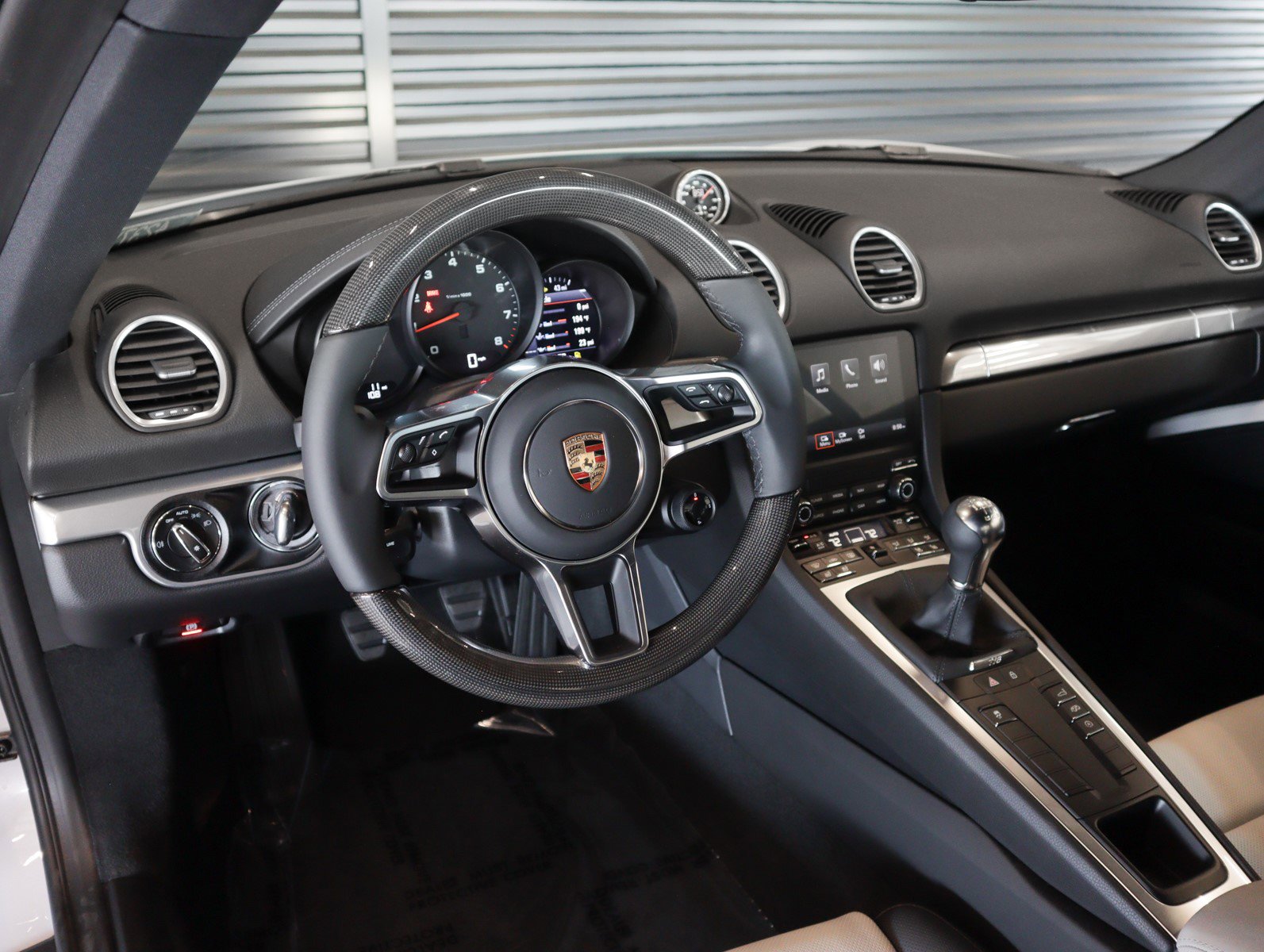2025 Porsche Cayman photo 4