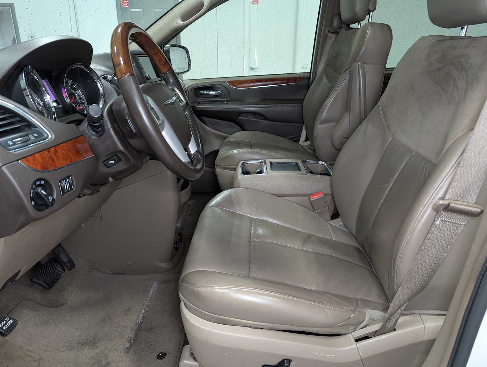 2015 Chrysler Town & Country Limited Platinum photo 4