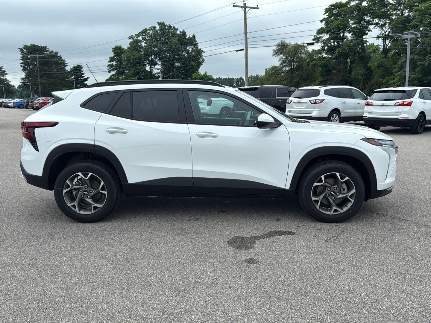 2025 Chevrolet Trax LT photo 4