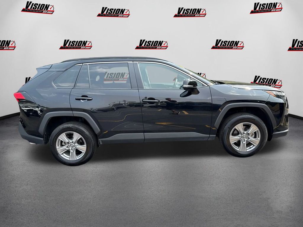 2025 Toyota RAV4 XLE photo 4