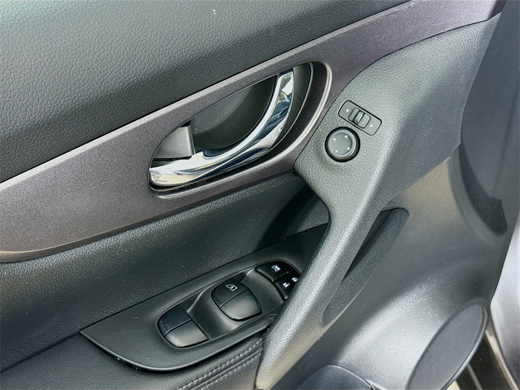 2016 Nissan Rogue SV photo 22