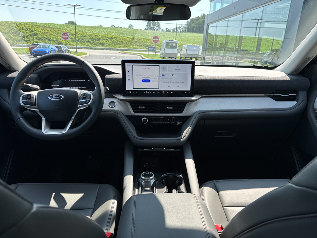 2025 Ford Explorer photo 2