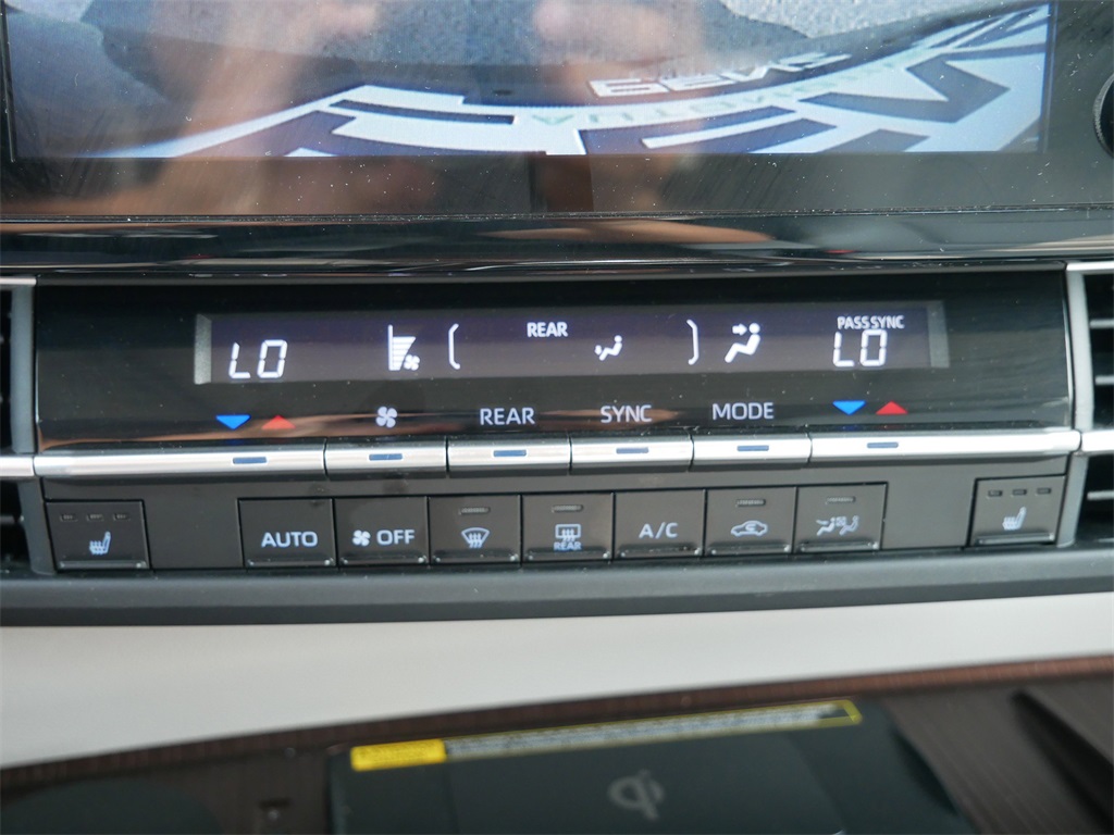 2024 Toyota Sienna XLE photo 23