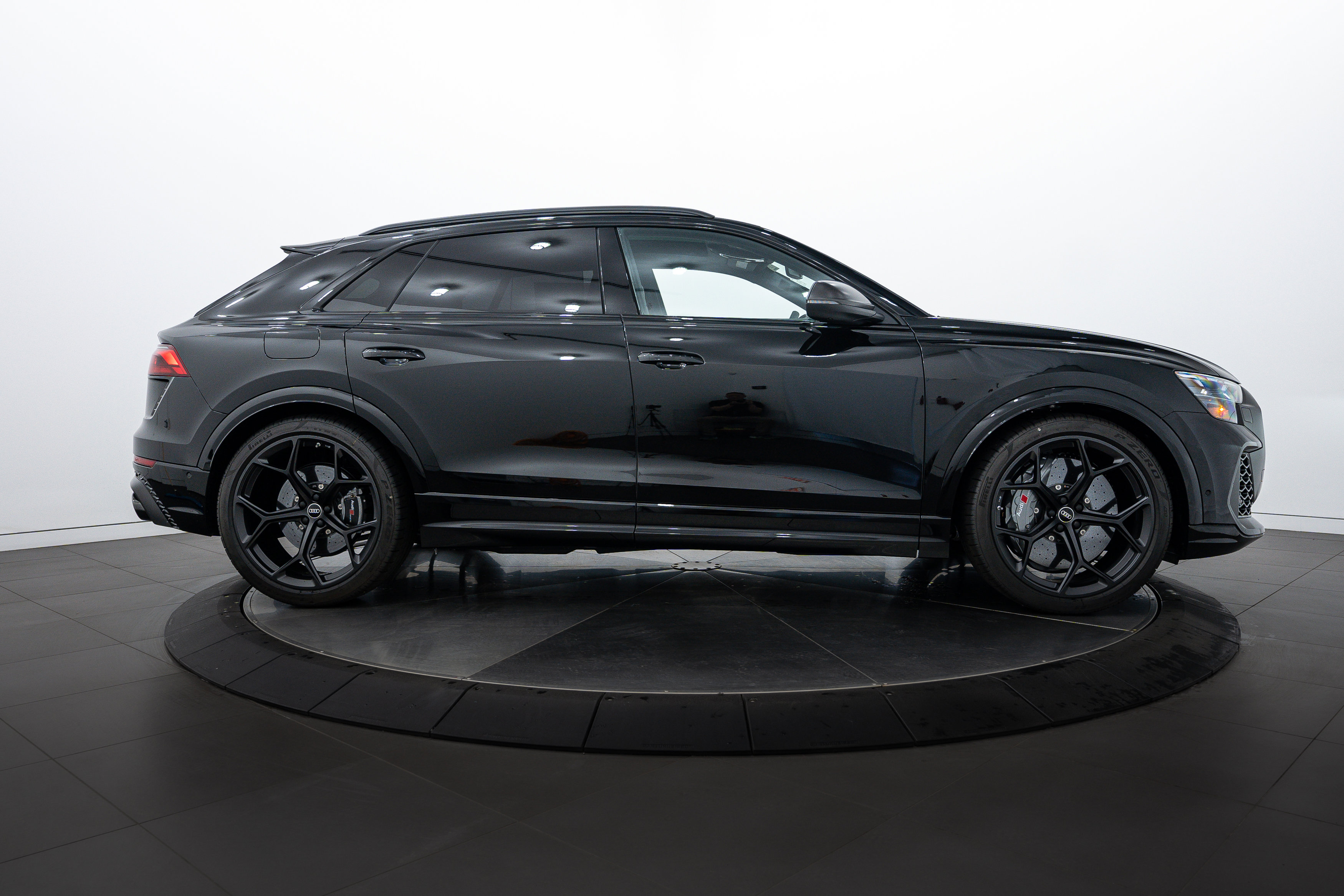 2025 Audi RS Q8 photo 3