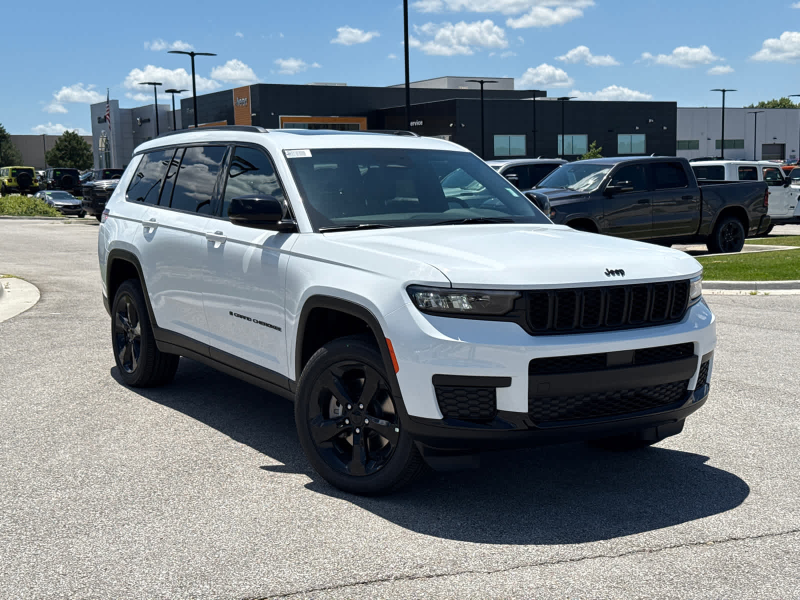 2025 Jeep Grand Cherokee Laredo photo 2