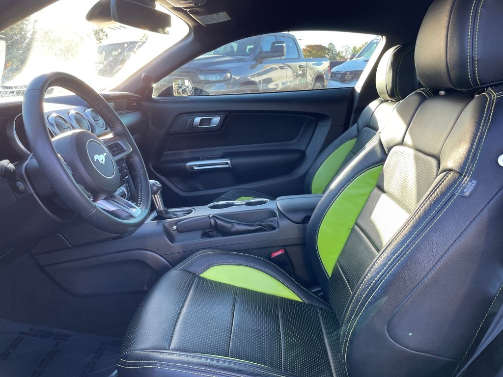 2022 Ford Mustang EcoBoost photo 2