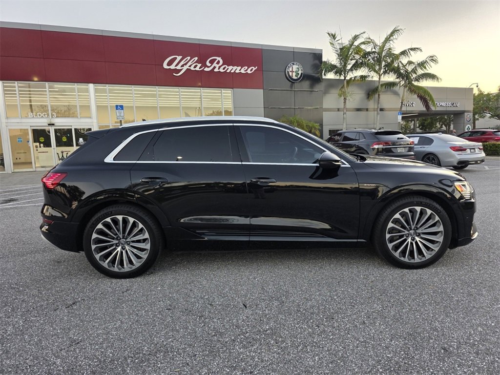 2019 Audi e-tron Prestige photo 2