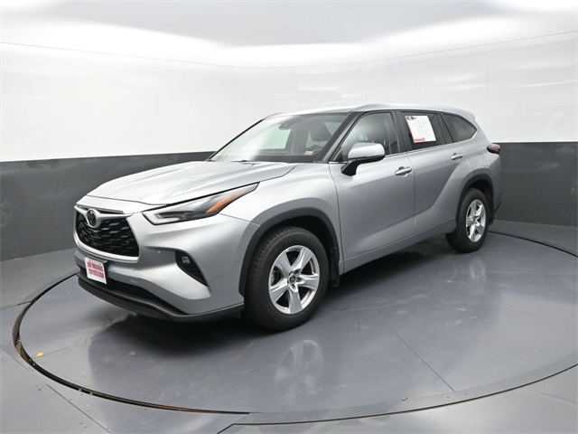2024 Toyota Highlander LE photo 3