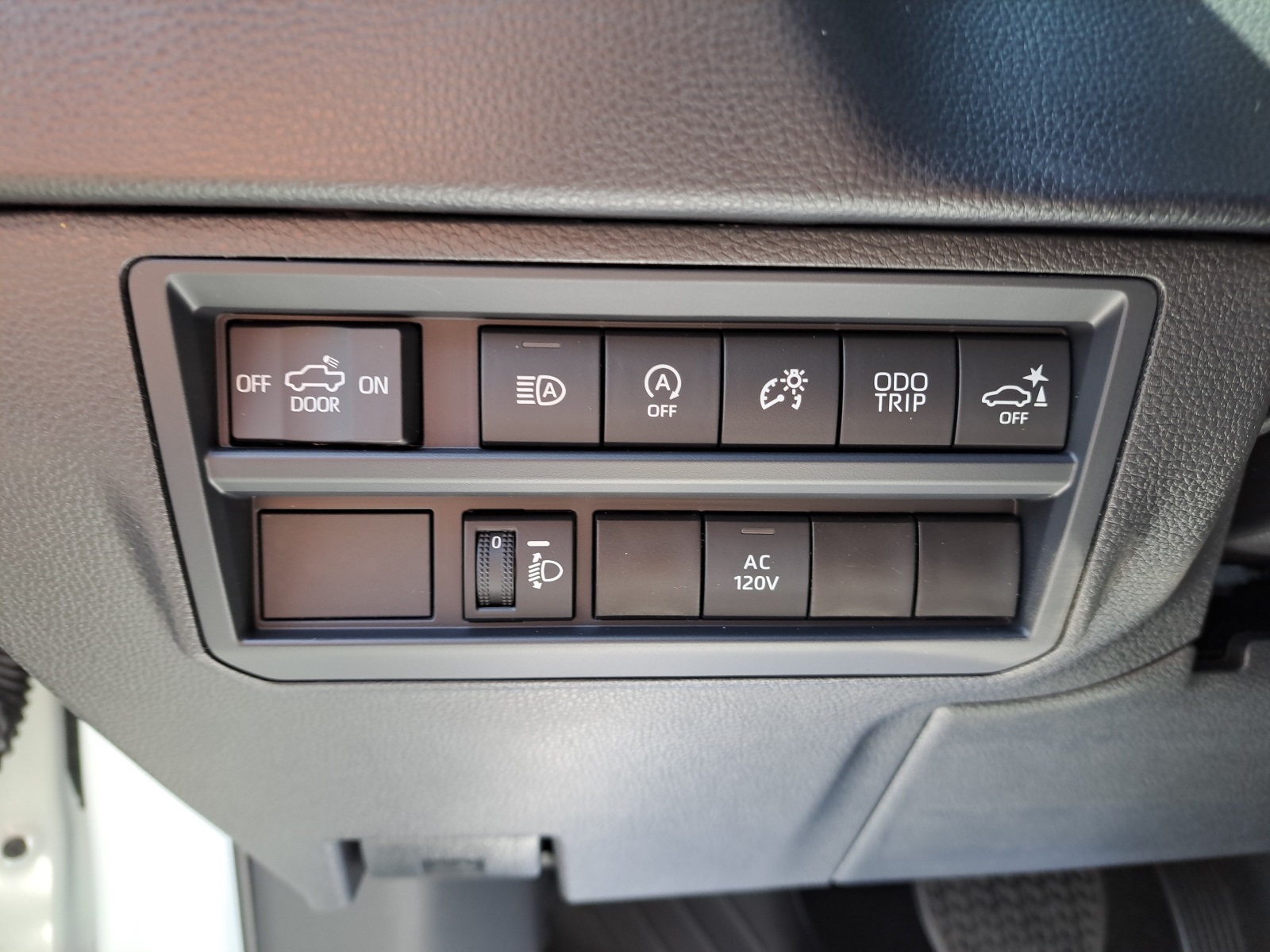 2025 Toyota Tundra SR5 CrewMax photo 32