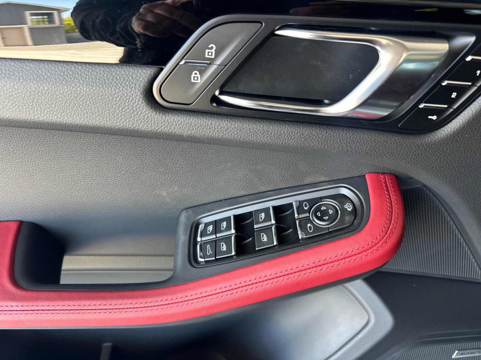 2025 Porsche Macan S photo 10