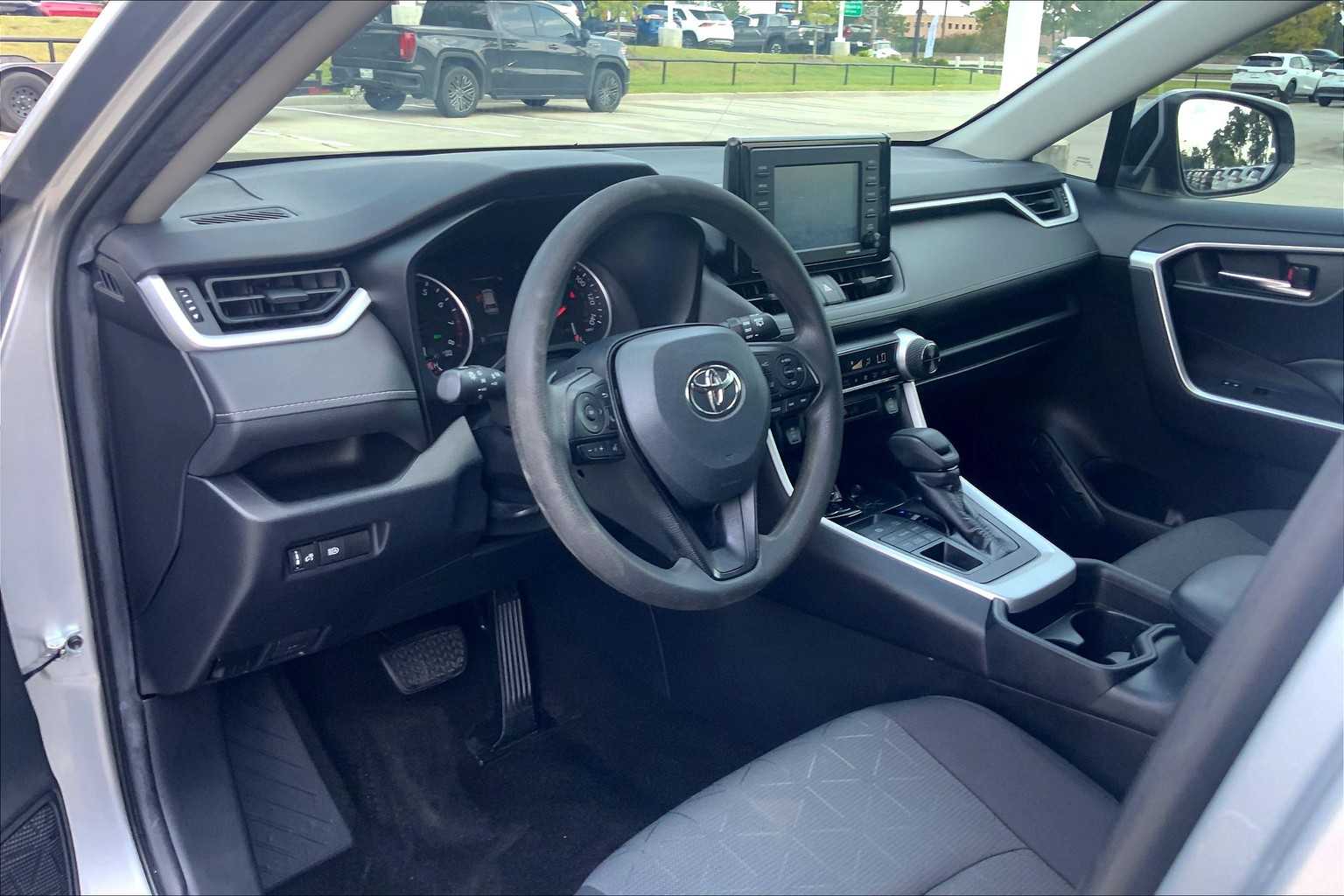 2020 Toyota RAV4 XLE photo 16