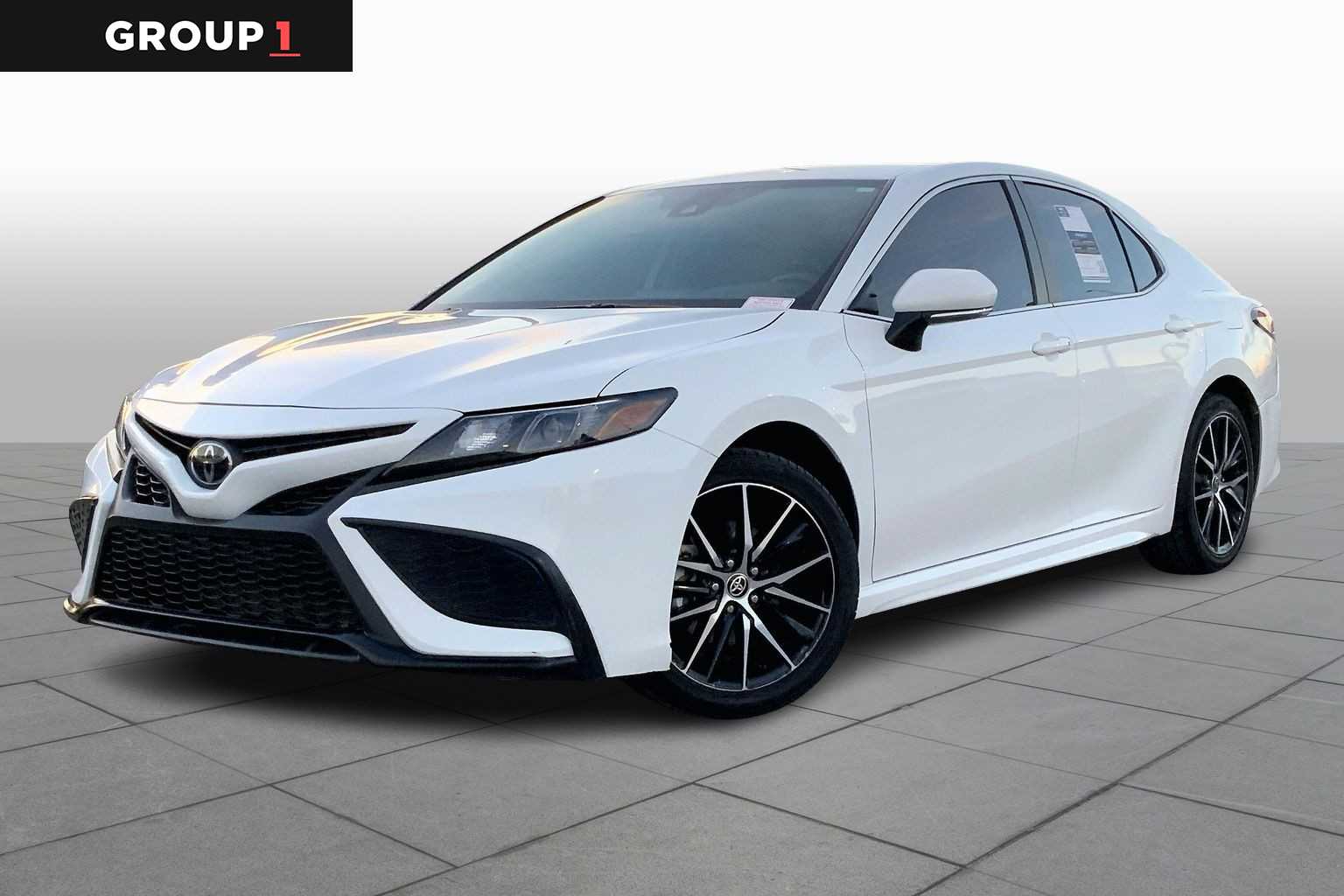2023 Toyota Camry SE's photo