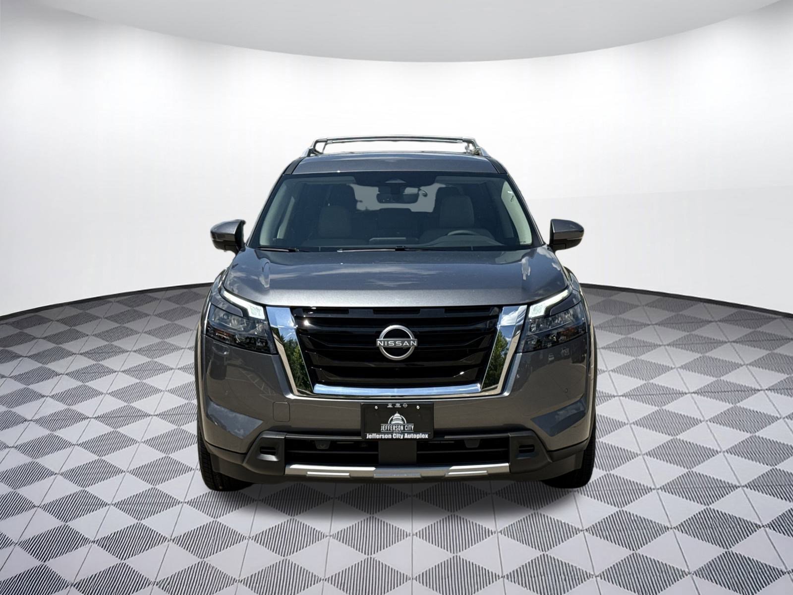 2025 Nissan Pathfinder SL photo 2
