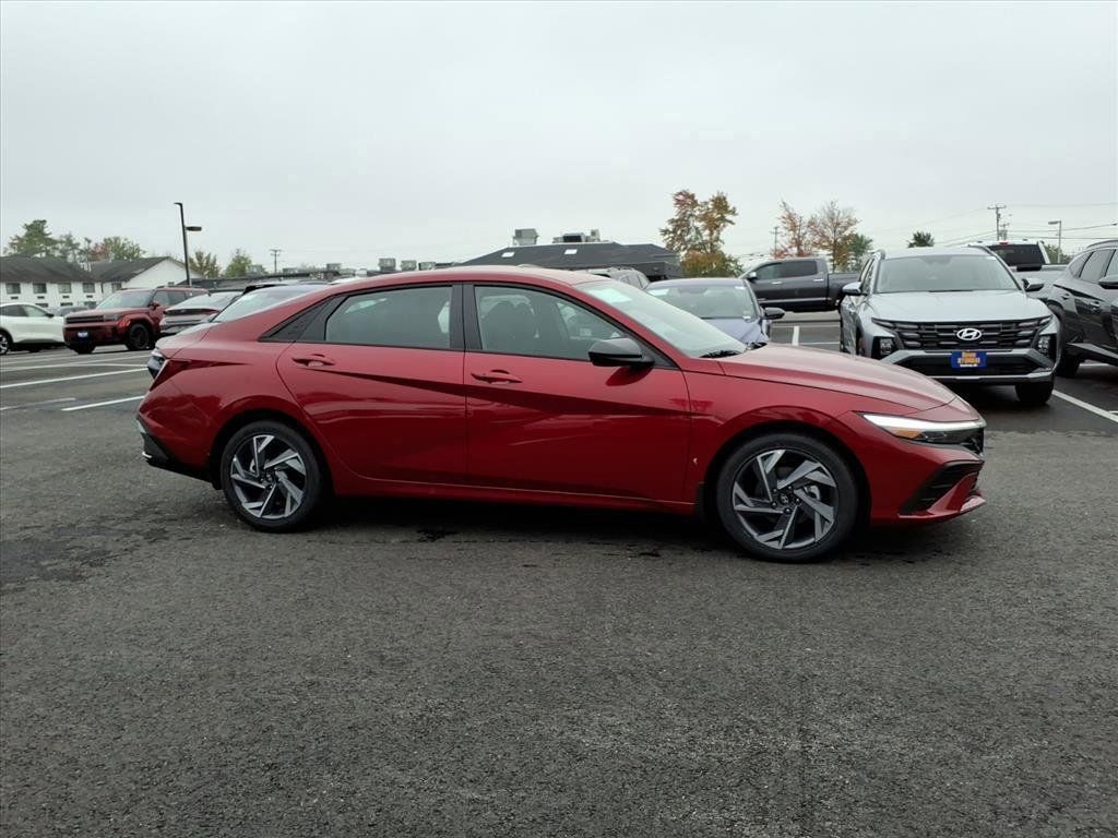 2025 Hyundai Elantra SEL Sport photo 3