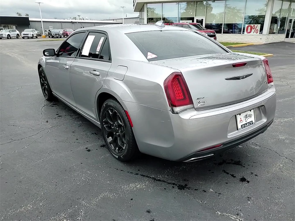 2016 Chrysler 300 S photo 13