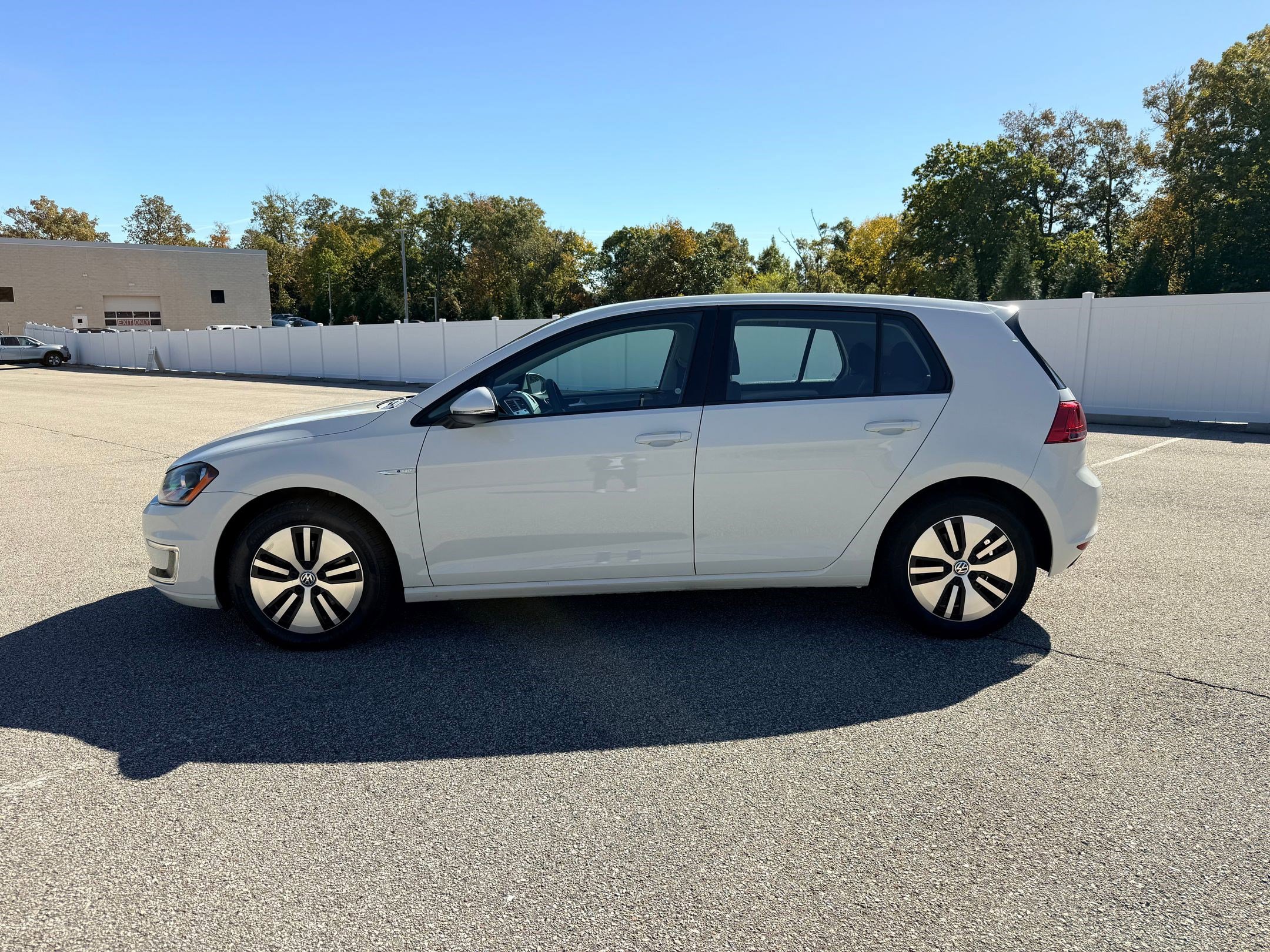 Used 2016 Volkswagen e-Golf e-Golf SE with VIN WVWKP7AU5GW913603 for sale in Jefferson City, MO