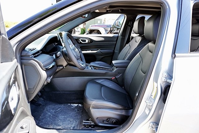 New 2025 Silver Zynith Metallic Clear-Coat Exterior Paint Jeep Limited image 17