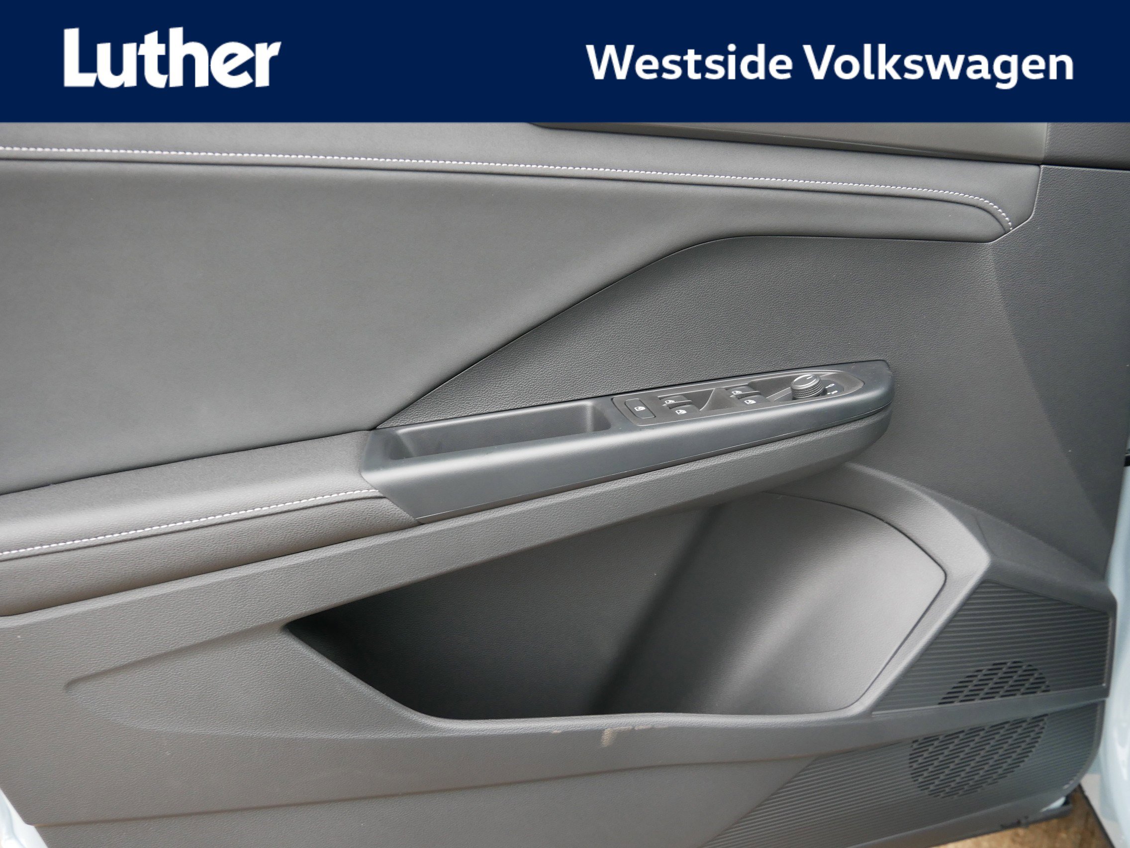 2025 Volkswagen Taos SE Black's photo