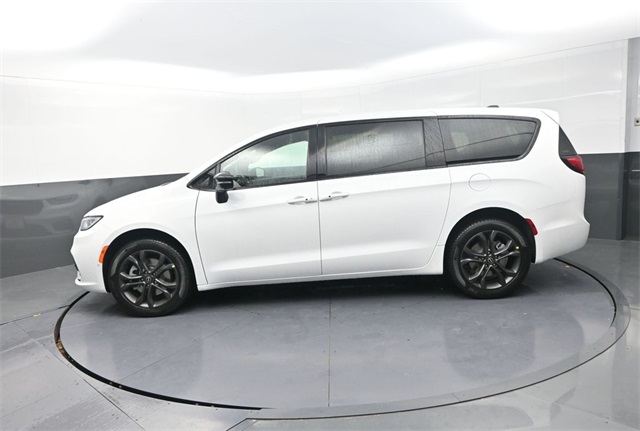 2026 Chrysler Pacifica photo 4