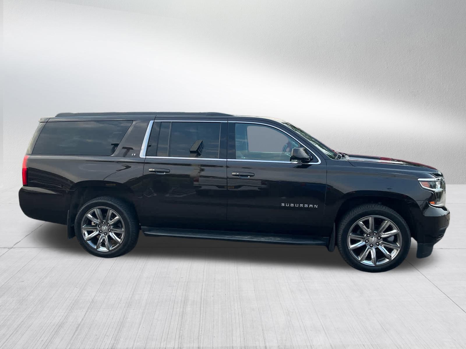 Used 2018 Chevrolet Suburban LT with VIN 1GNSKHKC5JR171999 for sale in Brooklyn Center, Minnesota