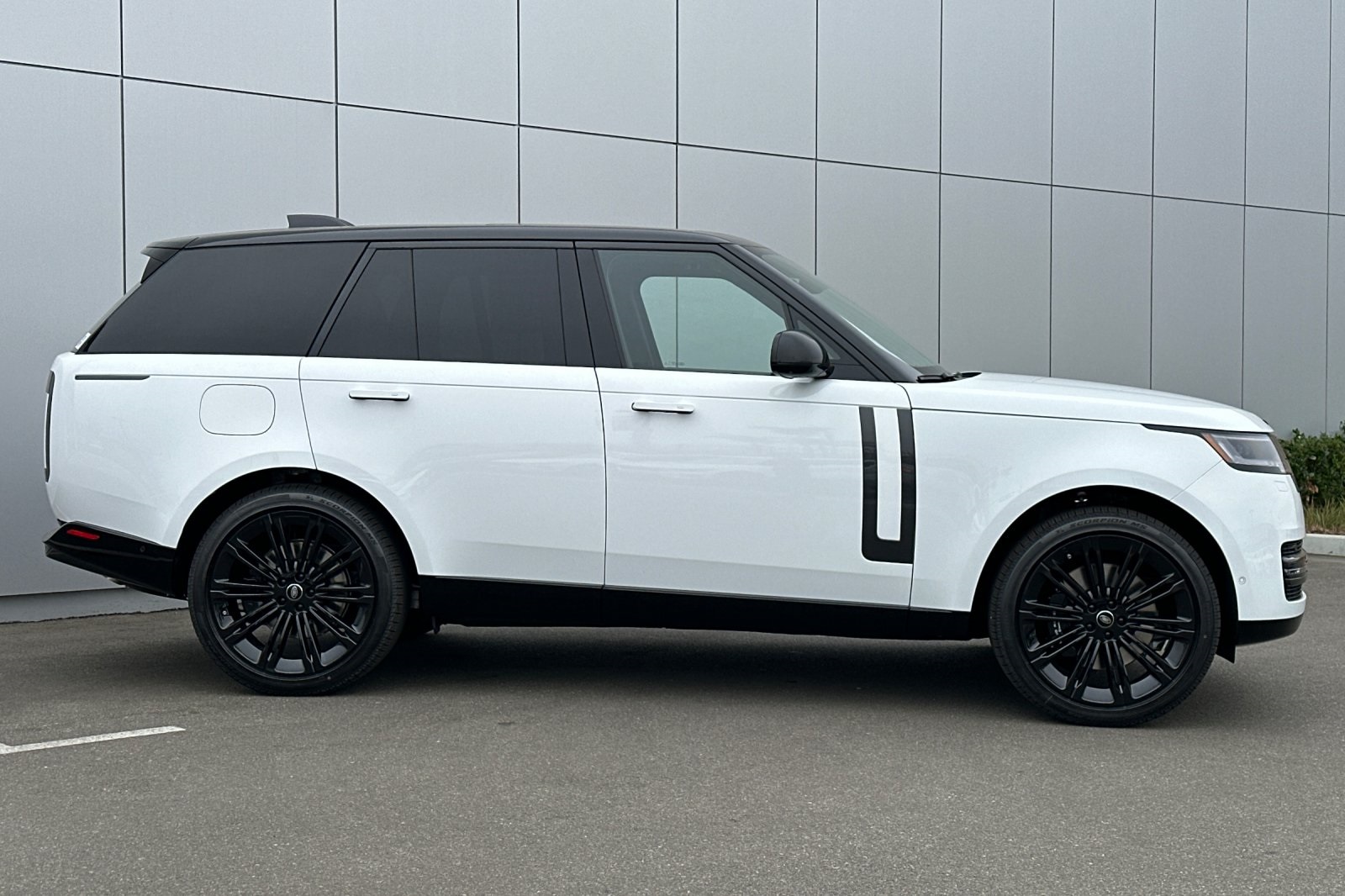 2025 Land Rover Range Rover SE photo 6