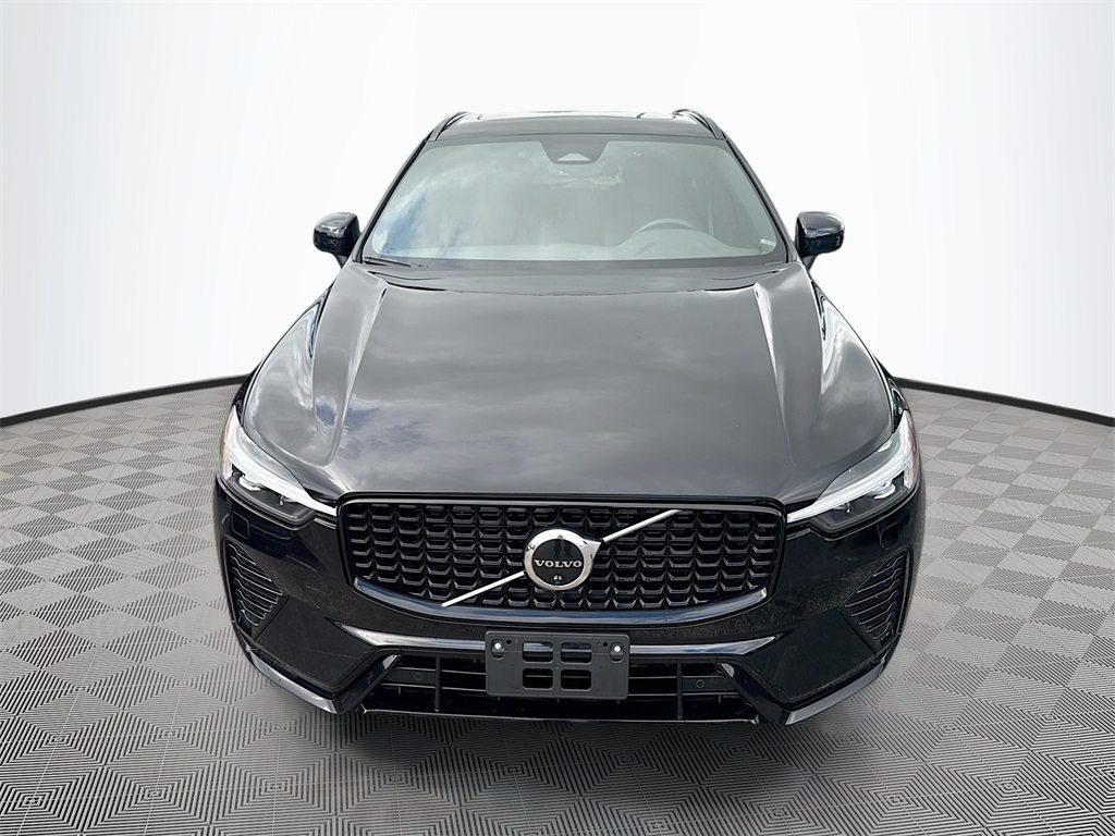 2023 Volvo XC60 B5 Plus photo 2