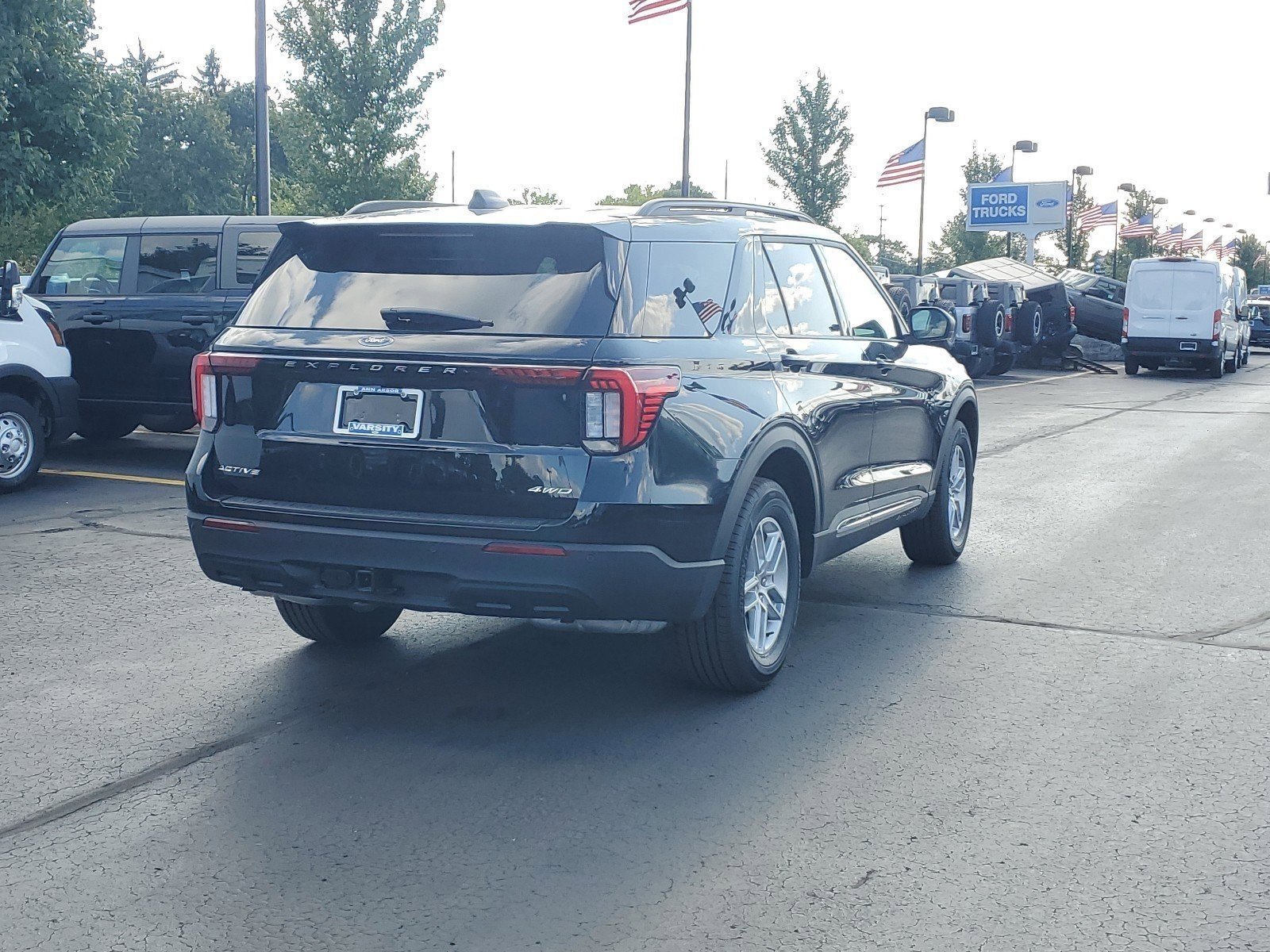 2025 Ford Explorer photo 4