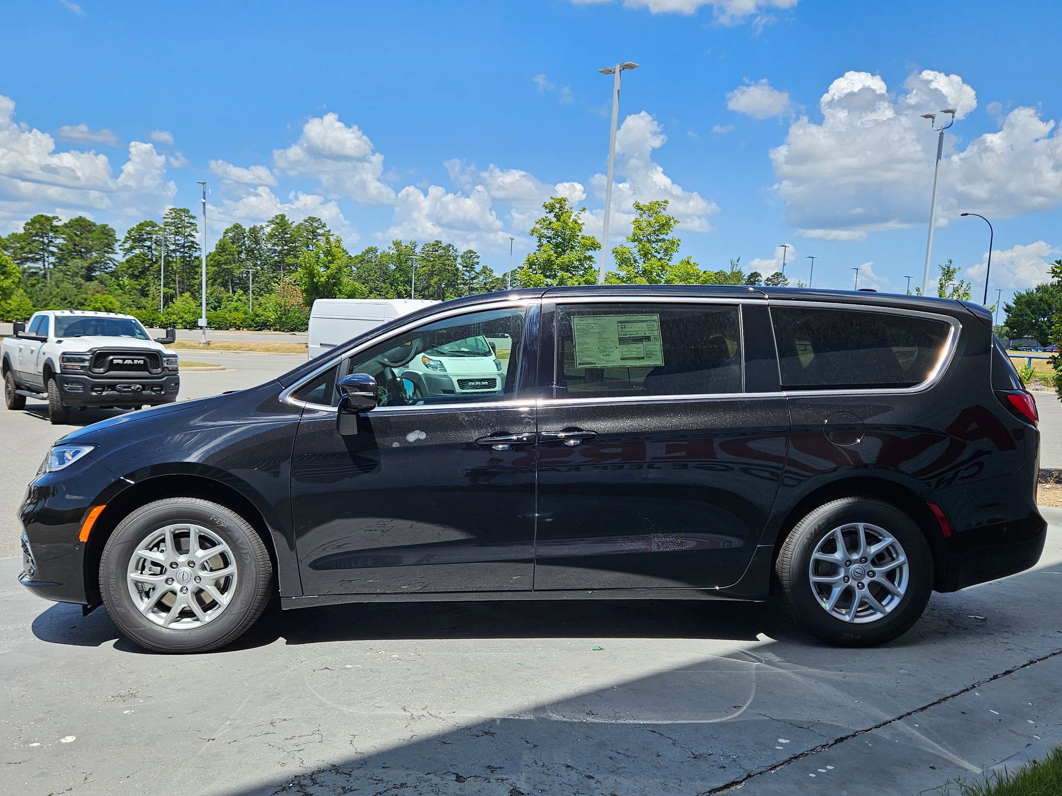 2025 Chrysler Pacifica photo 4