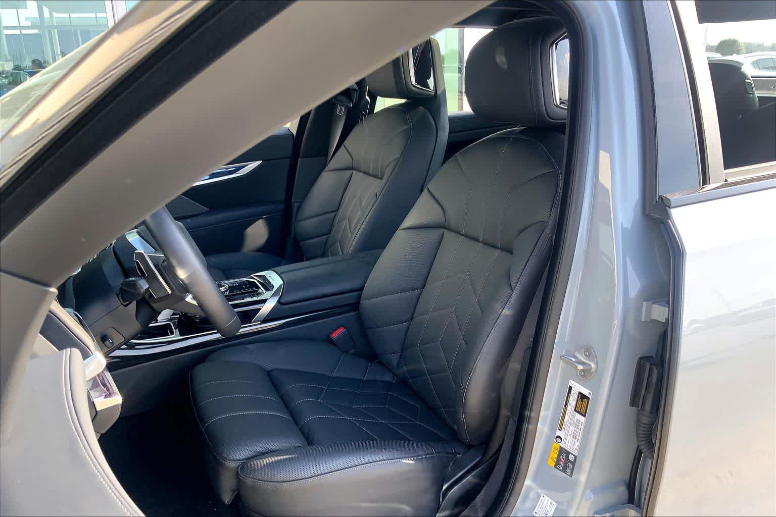 2025 BMW 7 Series 750e - Photo 7