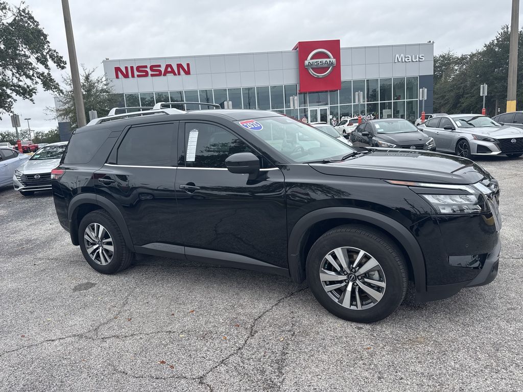 2025 Nissan Pathfinder SL