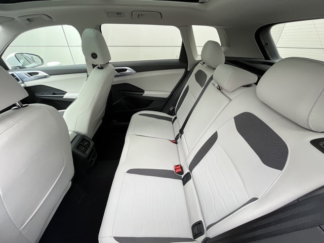 2025 Volkswagen Taos SE photo 2