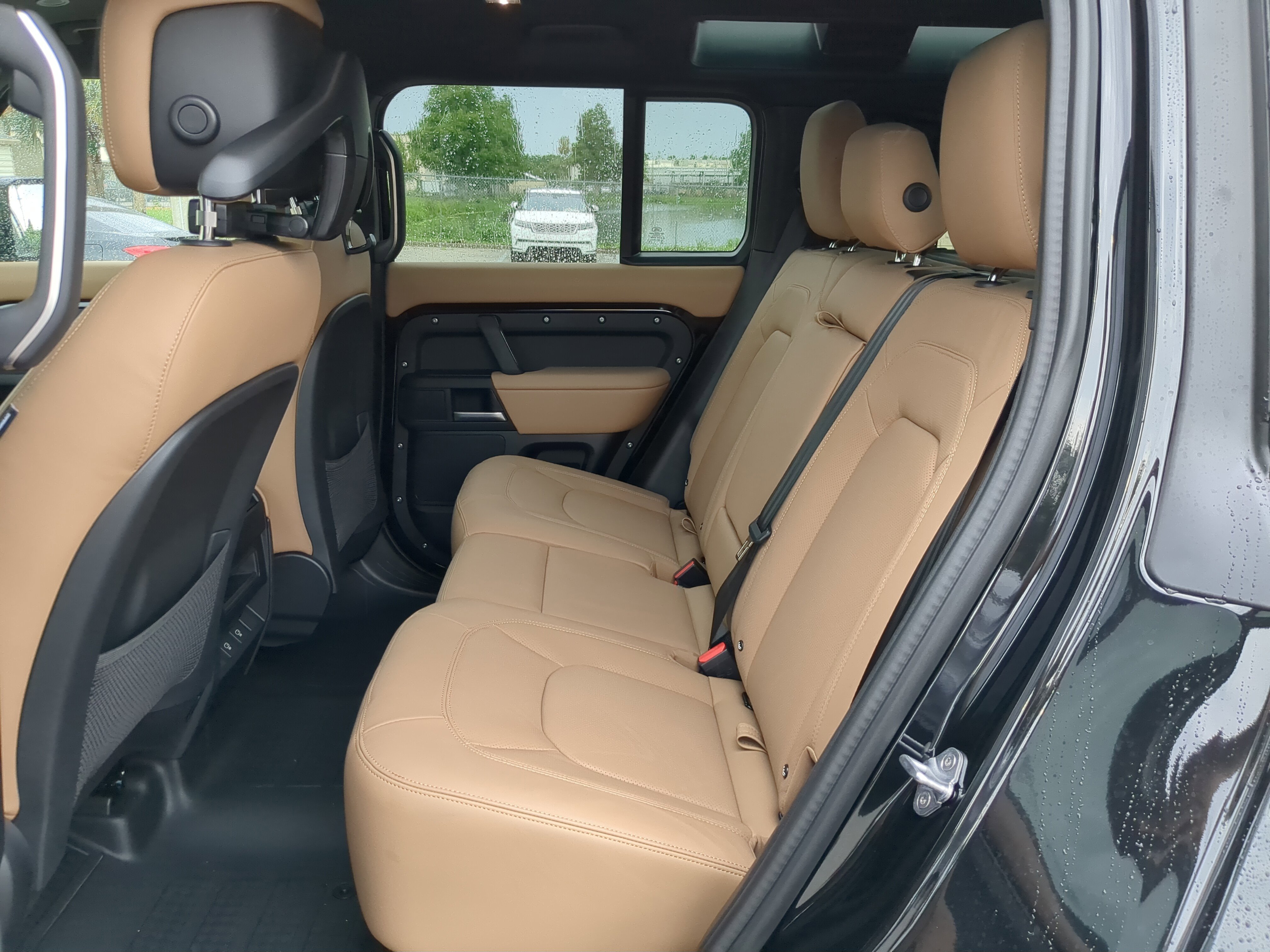 2025 Land Rover Defender 110 S photo 7