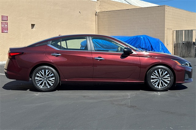 2024 Nissan Altima 2.5 SV photo 2