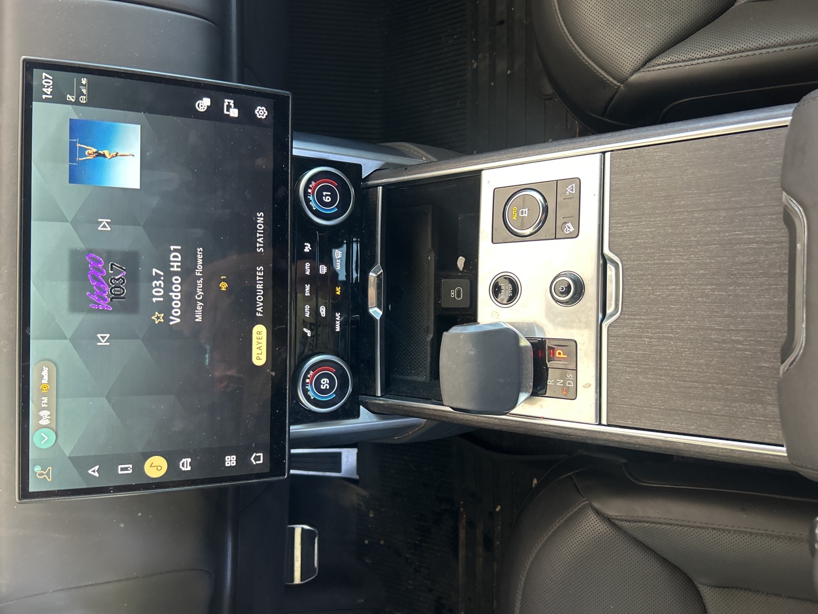 2023 Land Rover Range Rover SE photo 12