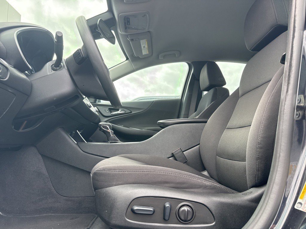 2023 Chevrolet Malibu 1LT photo 2