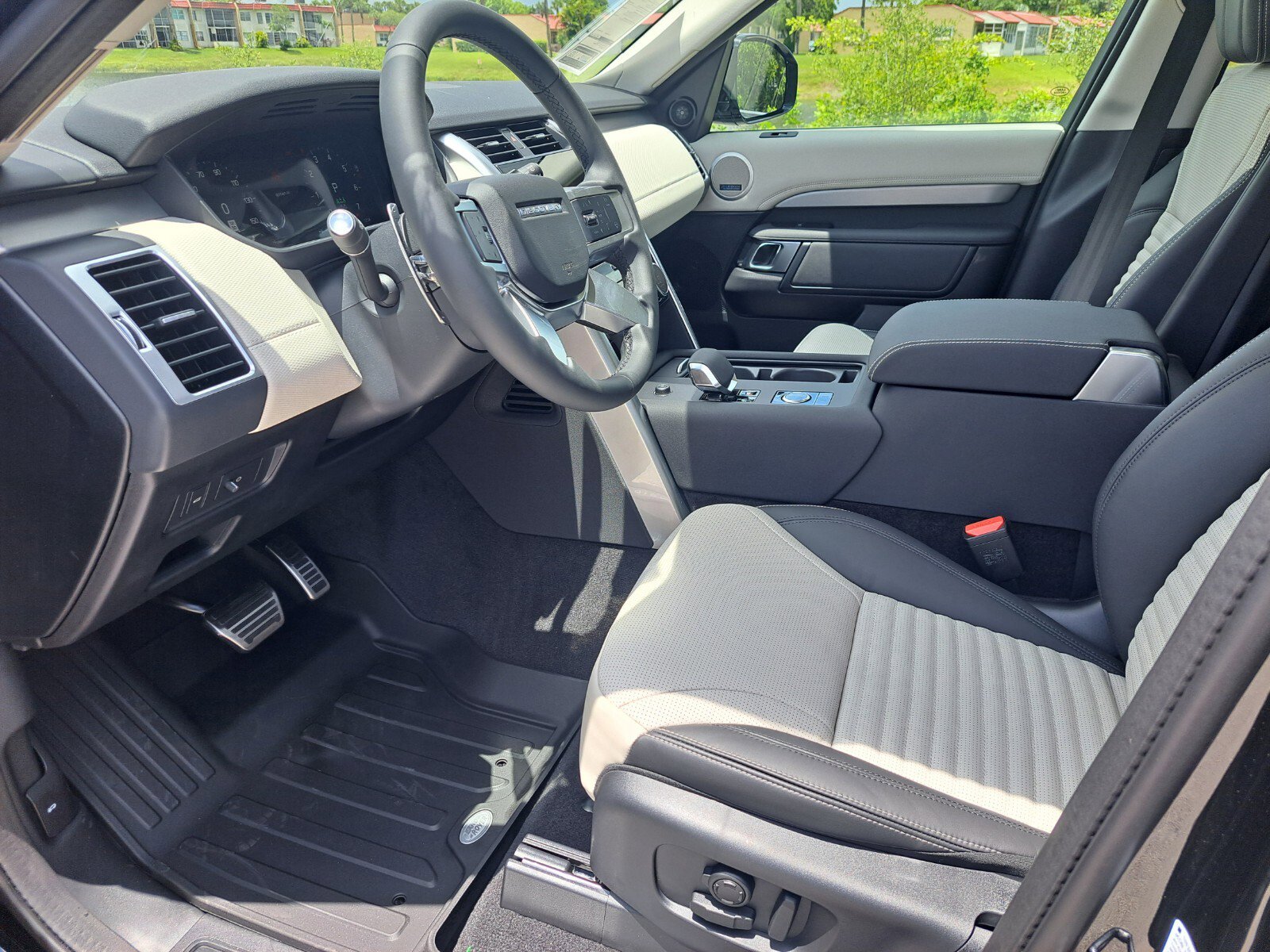 2025 Land Rover Discovery SE photo 9