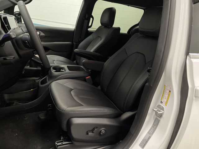 2025 Chrysler Pacifica photo 4