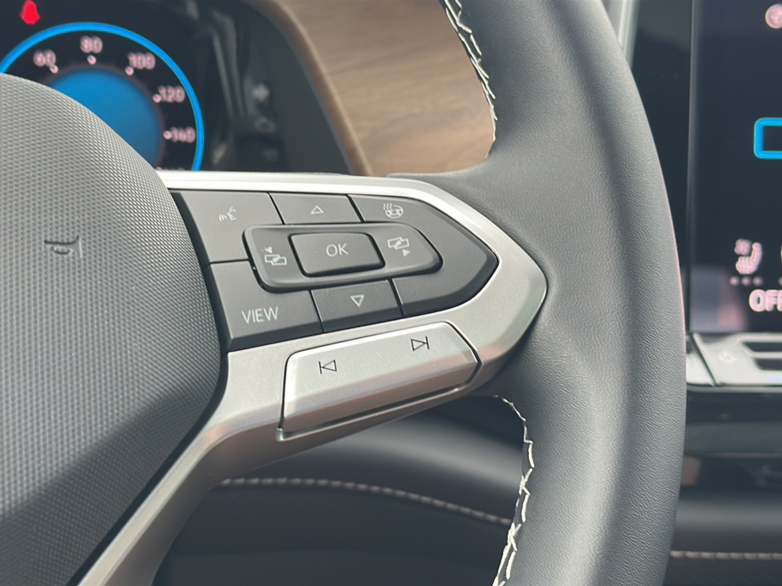 2025 Volkswagen Atlas SE Technology photo 9