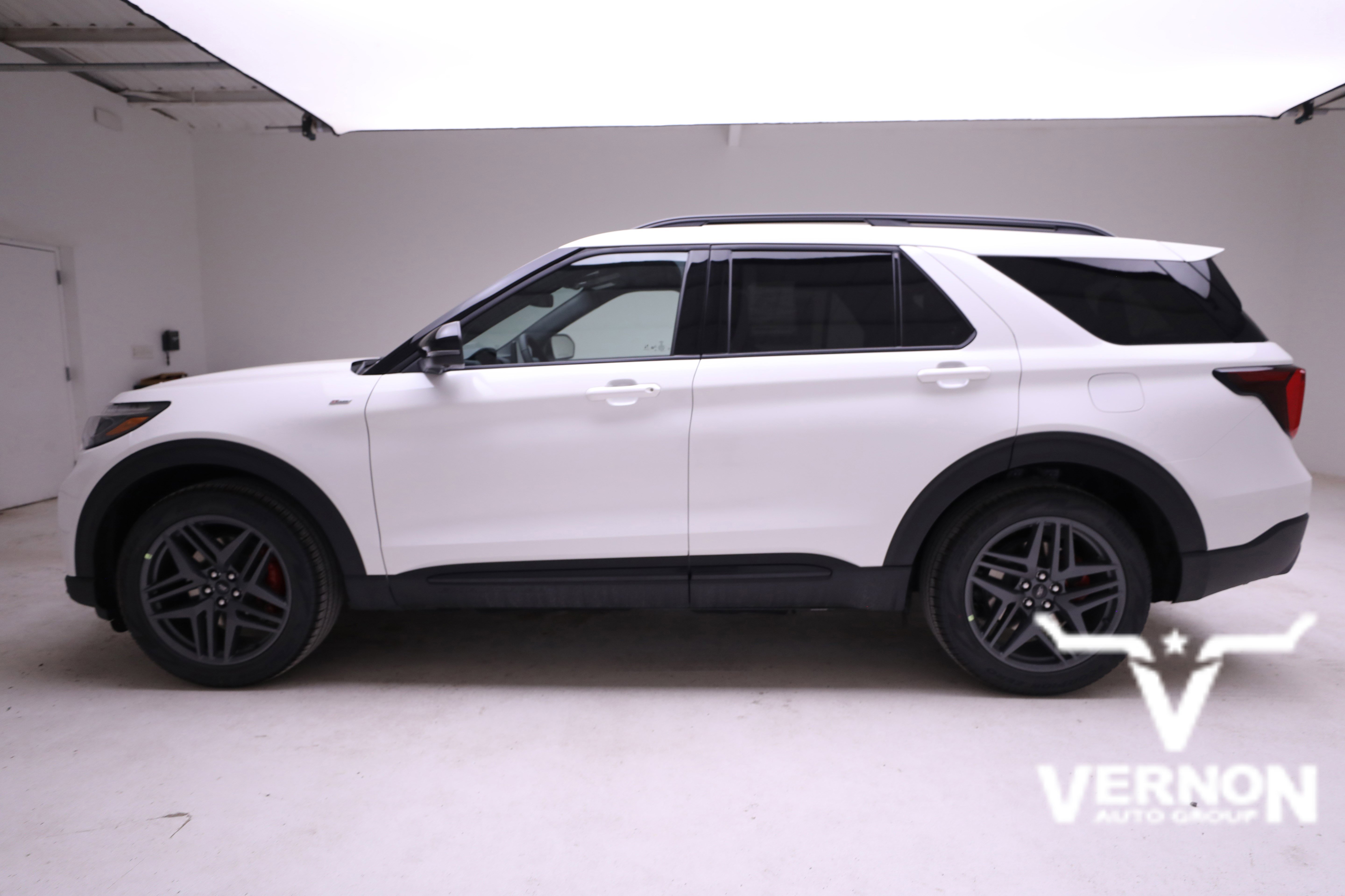 2025 Ford Explorer ST-Line photo 2