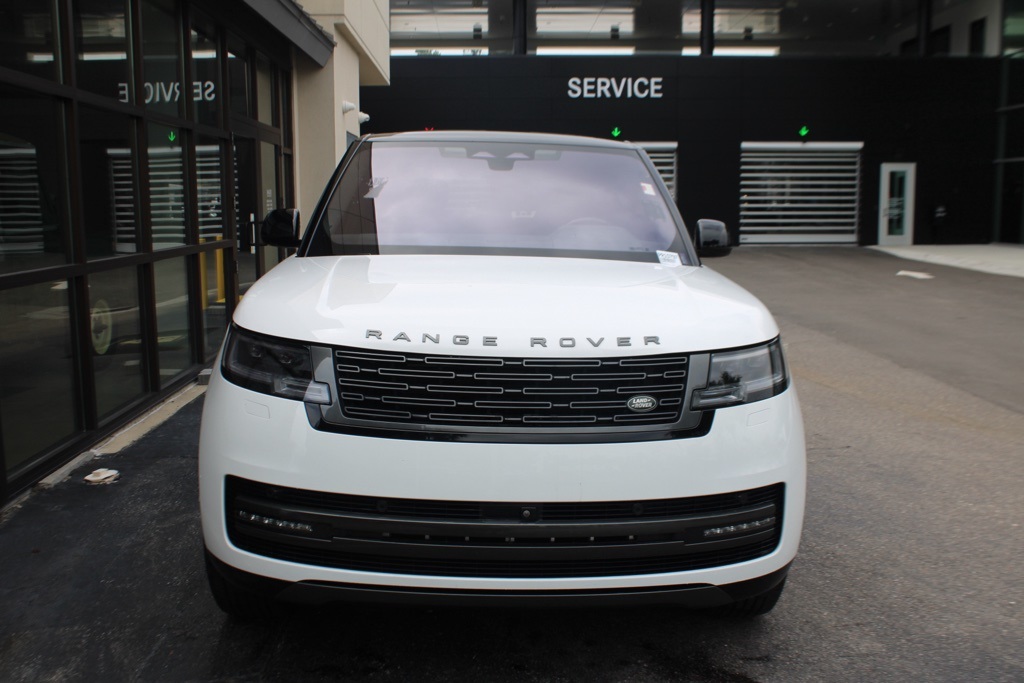2023 Land Rover Range Rover SE photo 9